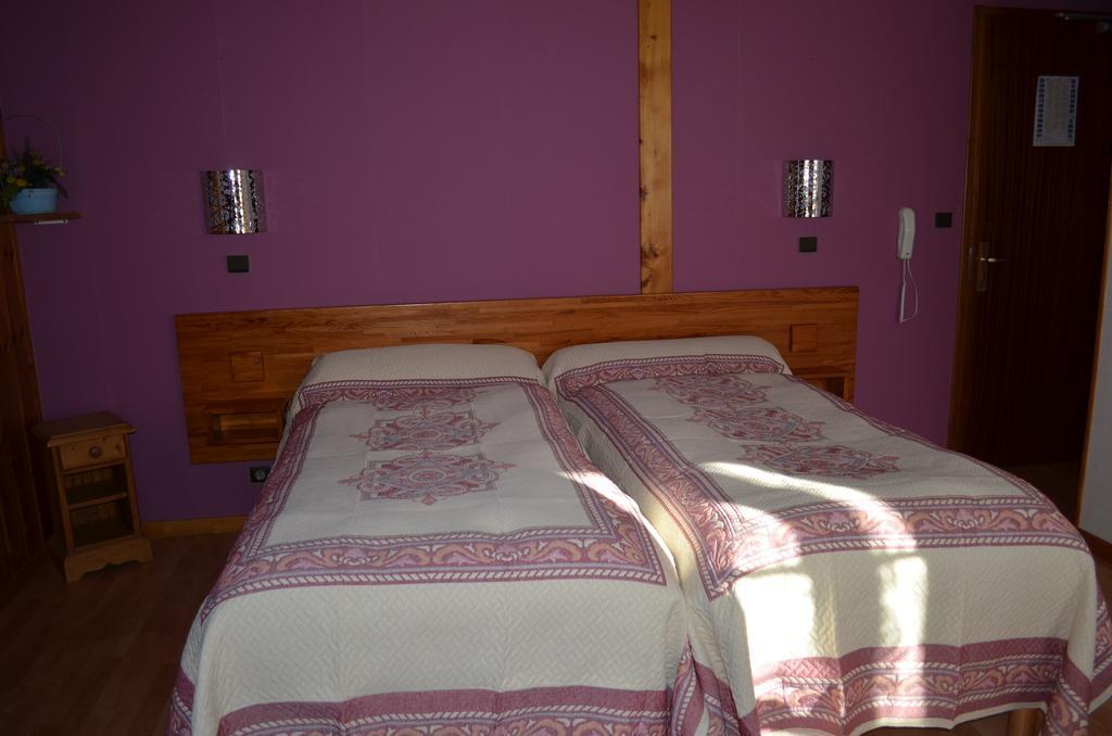 Les Touristes Hotel Абонданс Стая снимка