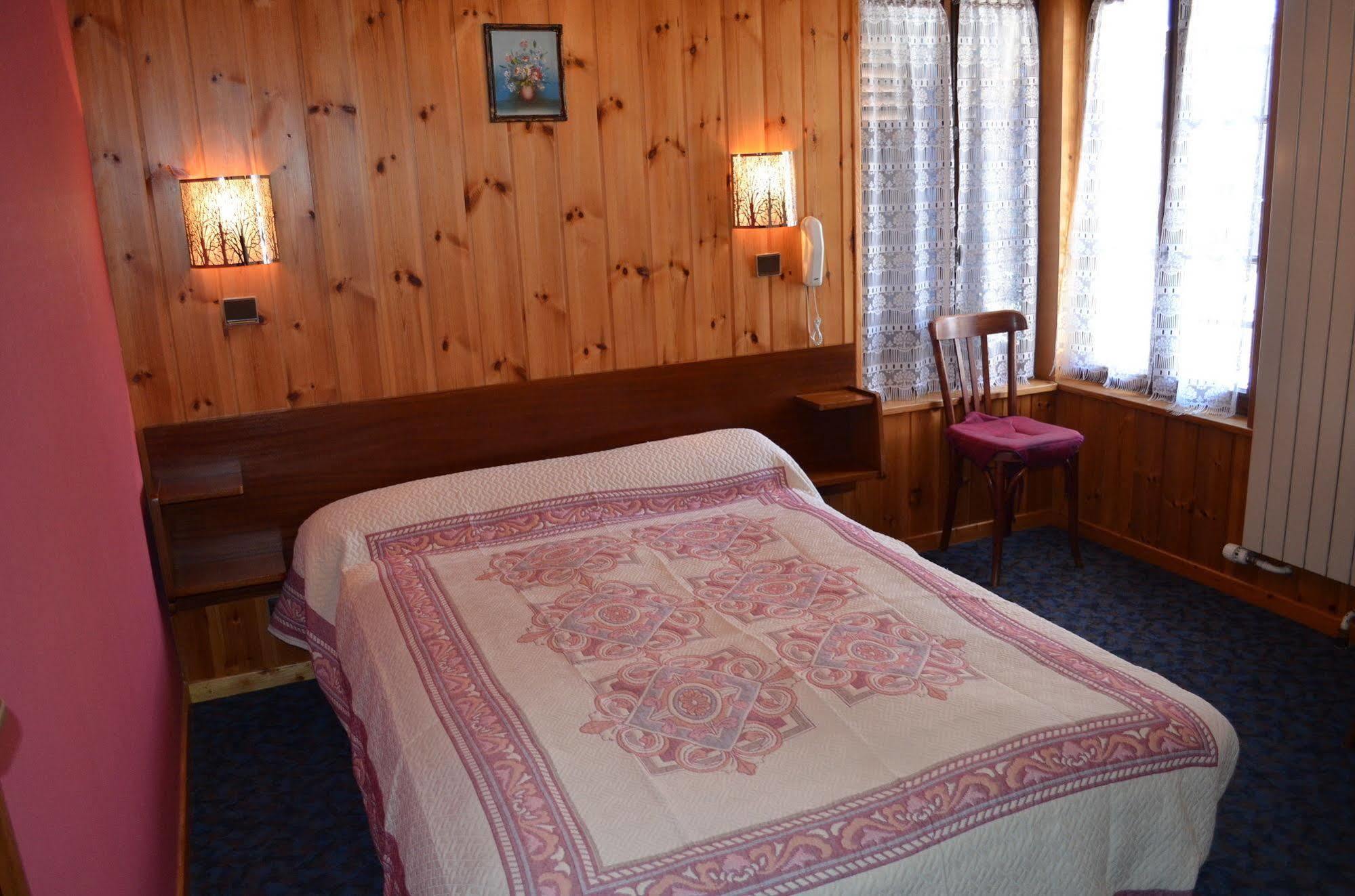 Les Touristes Hotel Абонданс Екстериор снимка